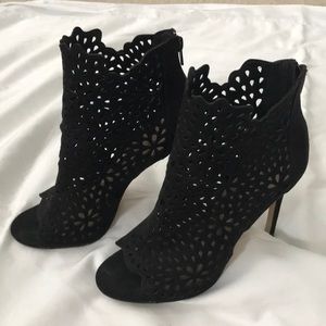 Back peep-toe eyelet ankle-high pumps